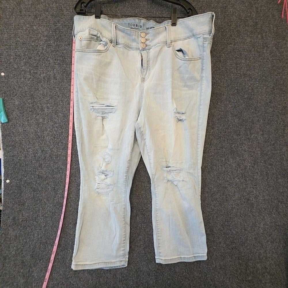 Torrid Jeans Womens 22 Blue Light Wash Crop Jegging Super Soft Distressed